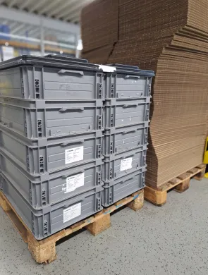 Gestapelte Pendelverpackungen in Form von Kunststoff-Boxen