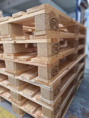 Gestapelte Euro-Paletten