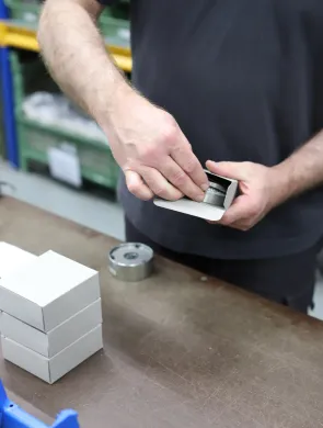 Precima Mitarbeiter verpackt Bremse