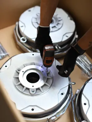 Die Bremse wird von einem Mitarbeiter fest verschraubt