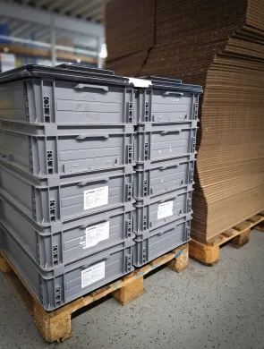 Gestapelte Pendelverpackungen in Form von Kunststoff-Boxen