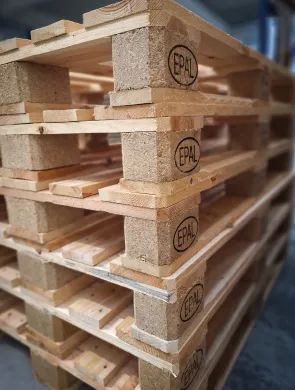 Gestapelte Euro-Paletten