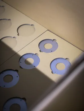 Aussparungen im Karton zur zuverlässigen Fixierung der verpackten Bremsen