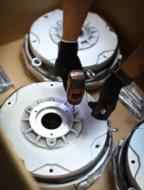 Die Bremse wird von einem Mitarbeiter fest verschraubt