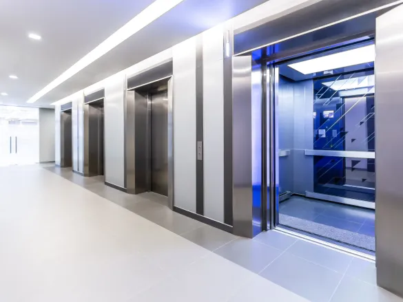 Mehrere Farhstühle, Fahrstuhl mit geöffneter Tür  Magnetbremse Sicherheitsbremse Federkraftbremse