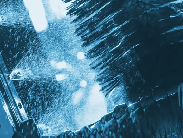 Waschanlage, Nahaufnahme Bürsten und Düsen während des Waschvorgangs