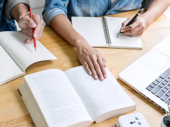 Studenten beim Studium mit Büchern