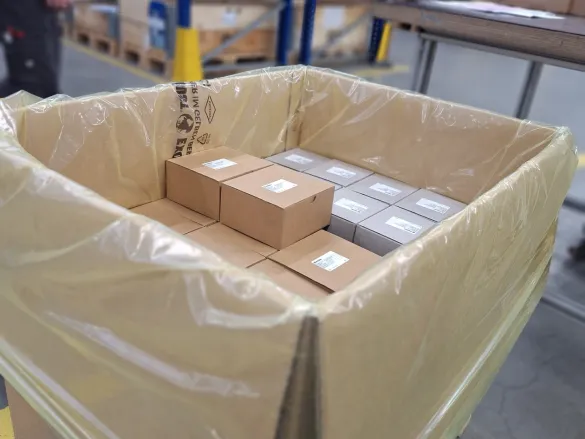 Karton-Seeverpackung mit VCI Schutzfolie auf Europalette