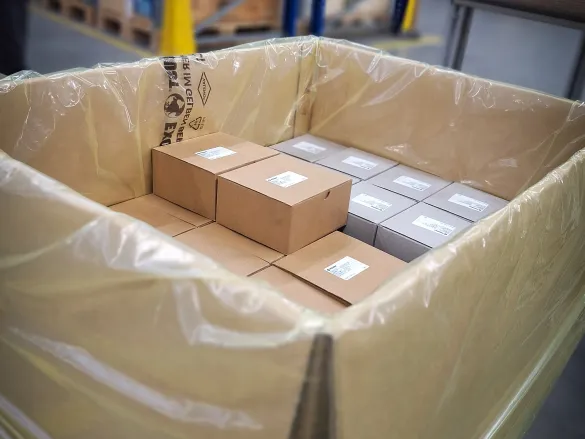 Karton-Seeverpackung mit VCI Schutzfolie auf Europalette