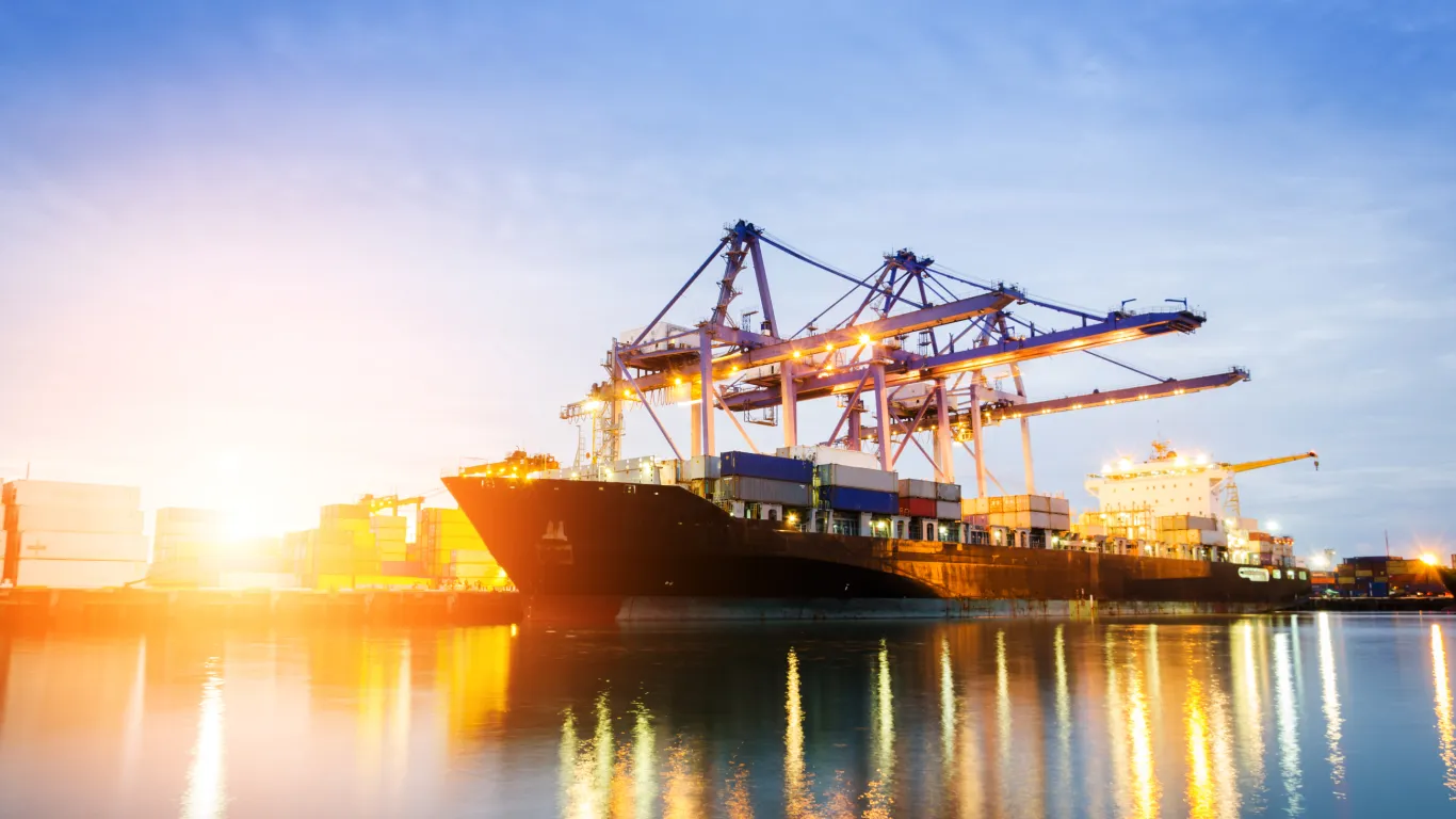 Containerschiff am Hafen unter Portalkränen